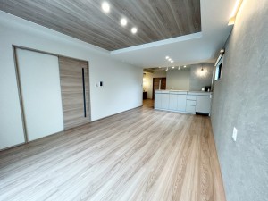 居間 天井の中央部分が一段高くなっていることで開放感が生まれ、部屋を広く見せくれます