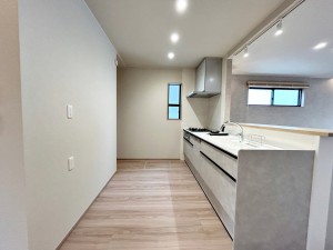 キッチン 小窓が付いており、明るく換気もできるスペース