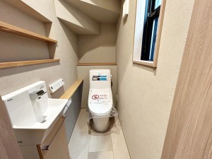 その他画像 【1階トイレ】 各フロア1カ所ずつシャワー機能付トイレを設置しており、忙しい朝の混雑も解消!