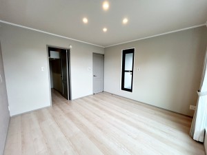 その他画像 【洋室8帖】 主寝室には衣類収納やタンスを置く事もできるWIC付き!室内を広々と使えますね。