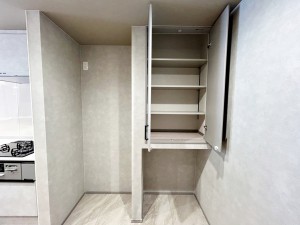 内装 【パントリー】 まとめ買いしても安心なパントリー付きキッチン!