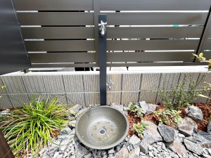 外観 玄関横には立水栓が設置されています!お庭の水撒き、洗車、お掃除、お子様の水遊びなど便利です!