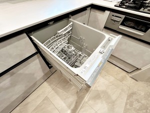 キッチン 食器洗浄乾燥機は時間のかかる食器洗いを楽にしてくれる上に水道代も安くなるスグレモノ