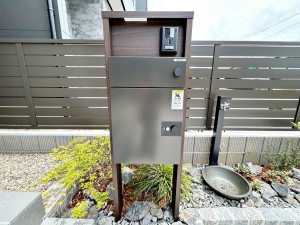 外観 不在時でも荷物が受け取れる『宅配ボックス』付きのインターホン・ポスト。対面なしで受け取れるので、防犯対策にもなります。