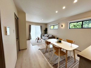 居間 沢山の光が差し込む明るいリビングは、開放的で心地よい空間です。自然と家族が集まり幸せな時間が流れます。