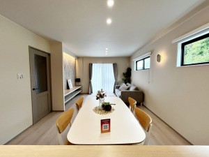 居間 リビングで遊んでいるお子様を見ながらお料理ができ、子育て中のパパママにも安心の設計です!