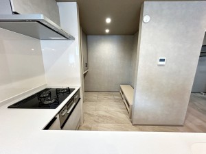 キッチン キッチン裏は冷蔵庫や食器棚を置くのに十分なスペースを確保。