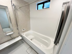 風呂 【浴室】 防水性や保温性に優れたシステムバスルーム!洗い場と脱衣所の段差が少なくバリアフリー