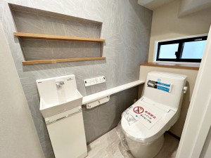 その他画像 【1階トイレ】 各フロア1カ所ずつシャワー機能付トイレを設置しており、忙しい朝の混雑も解消!