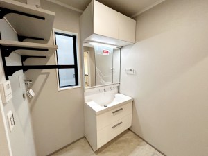 その他画像 【洗面台】 洗面台の三面鏡の裏には収納があるので、見られたくないものの収納に便利