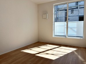 その他画像 【洋室6帖】 南向きならではの恵まれた採光と通風で、日中は明るい光がしっかりと差し込むお部屋です。風通しも良く、室内にいながらも開放感を感じられるため、毎日の暮らしを心地よく過ごしていただけます!