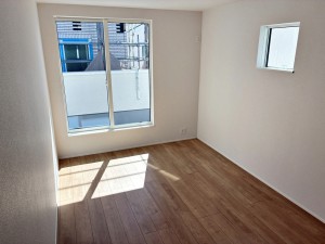寝室 【洋室7.2帖】 2面採光で、晴れの日の日中は自然光がしっかりと差し込み、明るく心地よい室内です。窓を開ければ風通しも良く、気持ちの良い風が入り込むため、日々の生活に快適さを感じられるお部屋です!