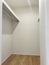 その他画像 ファミリークロークとして使える納戸で、洗濯物を一か所にまとめて収納でき家事の負担軽減につながります。各部屋へ運ぶ手間が減るため片付けもしやすく、生活スペースが散らかりにくくなります。