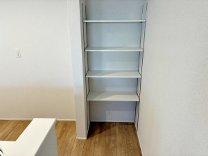 内装 可変棚付きのパントリーで、収納する物の高さや大きさに合わせて棚の位置を調整できます。食品や飲料、日用品のストックなどを無駄なく収納でき、使いやすい形にカスタマイズできる便利なスペースです!