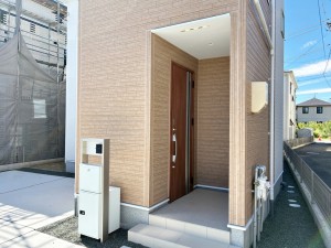 玄関 【玄関】 雨の日でも出入りの際に濡れにくい玄関ポーチです。玄関前で傘を開いたり閉じたりしやすく、荷物が多い日でも落ち着いて出入りできます。毎日の暮らしを快適にしてくれる、うれしいポイントです。