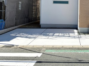 その他画像 駐車スペースは2台分を確保!並列駐車が可能なので、車の出し入れもスムーズに行えます。毎日の通勤やお買い物など、お車を使う機会が多い方にも便利。運転が苦手な方でもゆとりを持って駐車しやすいのが魅力です。