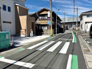 外観 前面道路:東側約6.1m幅。 前面約6.1m幅の道路に面しており、車の通行や駐車もゆとりを持って行える広さです。