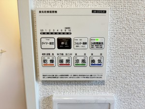 その他画像 【浴室乾燥暖房機】 浴室内で洗濯物の乾燥ができるため、天候に左右されずに室内干しが行えます。雨の日や花粉の時期でも洗濯物を干せるため、洗濯物が溜まる心配がありません!