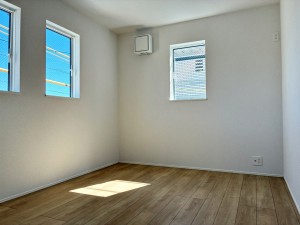 子供部屋 【洋室6帖】 腰窓を採用した洋室で、家具やデスクの配置がしやすくレイアウトの自由度が高いのが特徴です。子供部屋や書斎としても使いやすく、日差しを取り込みながら快適にお過ごしいただけます!