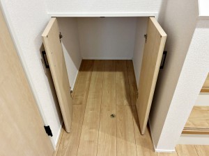 その他画像 階段下のデッドスペースを有効活用した収納で、日用品や掃除道具、ストック品などを整理できます。限られた空間を無駄なく使えるため、室内をすっきりと保ちやすくなります。