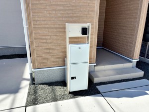 外観 不在時でも荷物の受け取りができる宅配ボックス付きのインターホン・ポストです。対面での受け取りが不要なため、在宅・不在に関わらずスムーズに荷物を受け取ることができ、日々の暮らしに便利な設備です。