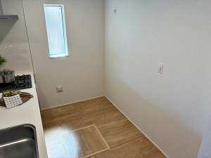 キッチン キッチン背面にはカップボードを設置できるスペースを確保しており、食器や家電、ストック類などをまとめて収納できます。必要に応じて後からレイアウトを調整しやすく、暮らしに合わせた使い方が可能です。