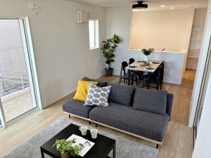 居間 【リビング17帖】 ご家族がゆっくり過ごせる広さで、ソファやダイニングを配置しても圧迫感が出にくく、のびのびとした空間で団らんの時間を過ごせます。