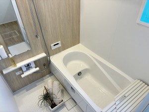 風呂 【浴室】 防水性や保温性に配慮されたシステムバスルームです。洗い場と脱衣所の段差が少なく、出入りがしやすいバリアフリー仕様となっており、ご家族の毎日の入浴を快適にサポートしてくれる空間です。
