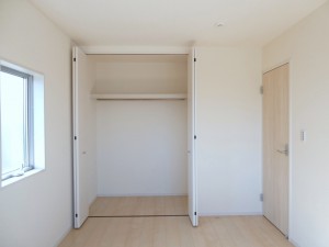 その他画像 【施工例】パイプハンガー付きのクローゼットは服を畳まず収納でき大切な衣類をシワや日焼けから守ります