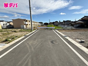 外観 前面道路は、幅員約6mのゆとりある広さがあります。車同士のすれ違いや駐車時の切り返しもスムーズに行え、毎日の駐車やお出かけもらくらく。運転が苦手な方でもゆとりを持って出入りしやすい道路幅です。