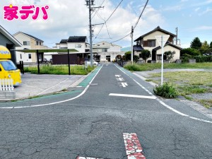 外観 前面約5.9m幅の道路に面しており、車の通行や駐車もゆとりを持って行える広さです。毎日のお出かけやお買い物の際もスムーズで、運転が苦手な方でも安心して車の出し入れができます。