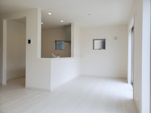 居間 【施工例】のんびりくつろぐソファや、お食事を楽しむダイニングセットを置いても圧迫感はありません。