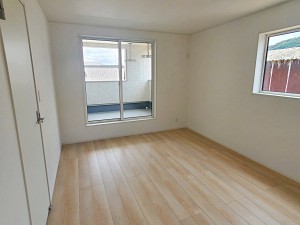 寝室 【施工例】主寝室です。二面採光で明るく、風通しも良好です。ご夫婦のくつろぎの場所として最適です!
