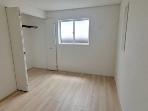 子供部屋 【施工例】お子様の一人部屋に最適な居室です。クローゼット付きで自然とお片付けできる環境に!