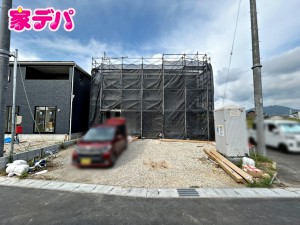 外観 【2号棟】上棟しました! ・角地 ・4SLDK ・LDK16.2帖、隣接和室4.5帖 ・全居室収納完備 ・テレワークルーム完備 ・2部屋からアクセスできるバルコニー ・防犯カメラ ・並列駐車場3台可