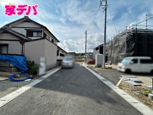 外観 前面は車通りの少ない道路なので、車の出し入れも落ち着いて行えます。駐車の際も周囲を確認しやすく、慌てずに操作できます。運転が苦手な方も安心の立地で、毎日の車移動も快適に行えます。