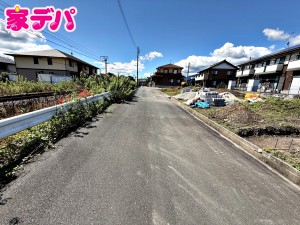外観 前面道路:南東側約5.7m幅