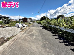 外観 前面道路は約5.7mあり、車の出し入れや駐車もスムーズに行えます。毎日のお買い物や通勤時もゆとりを持って運転しやすく、見通しの良い環境が魅力!運転が苦手な方でも安心してお住まいいただけます。