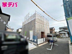外観 上棟しました。ご見学希望のお客様につきましては同型同仕様の物件にご案内いたします。当日のご連絡でも対応いたします。お気軽に『家デパ』までお問い合わせ下さい!経験豊富なスタッフが対応いたし