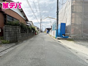 外観 前面道路は車通りが少なく、落ち着いた住環境が魅力です。お子様も安心して過ごしやすく、車の出入りや歩行もしやすい環境です。