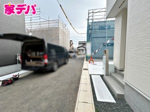 外観 静かな住宅街で車通りも比較的少なく、毎日の車の出し入れもスムーズ。駐車や切り返しもしやすく、ゆとりを持って運転できるので、毎日快適にお使いいただけます。