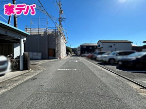 外観 静かな住宅街で車通りも比較的少なく、毎日の車の出し入れもスムーズ。駐車や切り返しもしやすく、ゆとりを持って運転できるので、毎日快適にお使いいただけます。