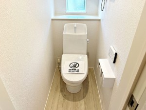 その他画像 【施工例】シャワー付きトイレを備えており、快適にお使いいただけます。清潔に使いやすく、お手入れもしやすい仕様で、毎日気持ちよくお使いいただけます。