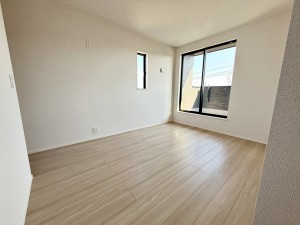 寝室 【施工例】2面採光で、晴れの日の日中はいつも明るい室内に。窓を開放すれば気持ちの良い風が入ります。