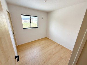 子供部屋 【施工例】お子様の一人部屋に最適な居室です。クローゼット付きで自然とお片付けできる環境に!