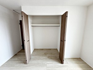その他画像 【施工例】パイプハンガー付きのクローゼットは服を畳まず収納でき大切な衣類をシワや日焼けから守ります