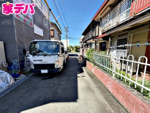 外観 静かな住宅街で車通りも比較的少なく、毎日の車の出し入れもスムーズ。駐車や切り返しもしやすく、ゆとりを持って運転できるので、毎日快適にお使いいただけます。