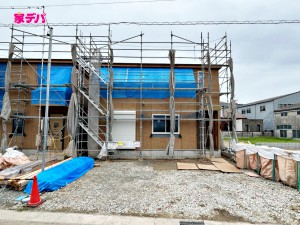 外観 【2号棟】上棟しました! ・長期優良住宅 ・5LDK ・LDK15.7帖、隣接洋室4.5帖 ・全居室収納完備 ・パントリー ・2部屋からアクセスできるバルコニー ・並列駐車場3台可