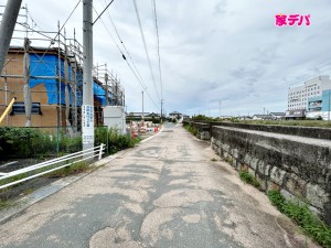 外観 前面道路は幅員約5mとゆとりがあり、車の出し入れや駐車もスムーズに行えます。見通しも良く、毎日のお出かけやお買い物も快適。運転が苦手な方でも落ち着いて車を扱いやすく、安心して暮らせる住環境です。
