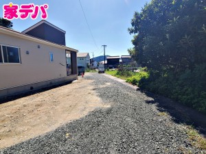 外観 静かな住宅街で車通りも比較的少なく、毎日の車の出し入れもスムーズ。駐車や切り返しもしやすく、ゆとりを持って運転できるので、毎日快適にお使いいただけます。